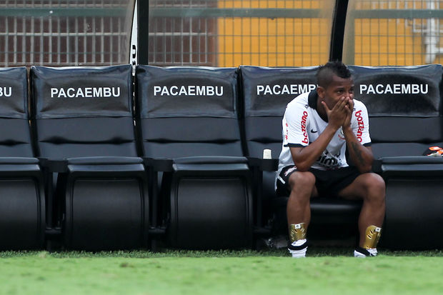 Vitor Júnior foi expulso contra o Bragantino e chorou no banco de reservas do Pacaembu