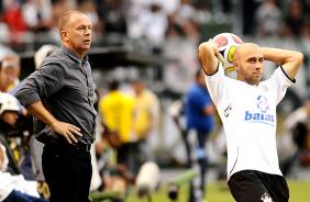 � beira do campo, Mano Menezes observa Alessandro cobrar lateral