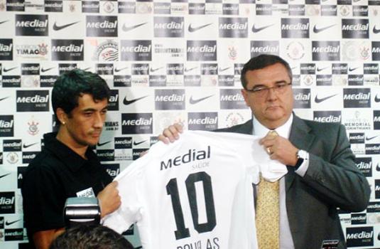 A camisa 10 foi de Douglas, em sua última passagem, e pode ser tirada de Adriano