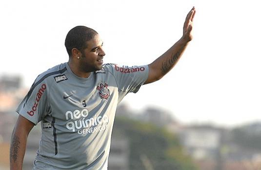 Adriano já está treinando no Corinthians
