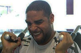 Adriano se esforçando nos treinos