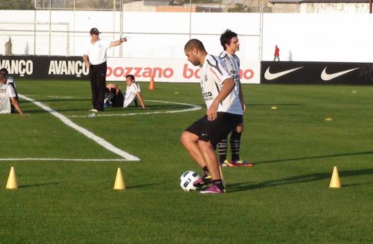 Adriano treina com bola durante sessão no CT do Corinthians