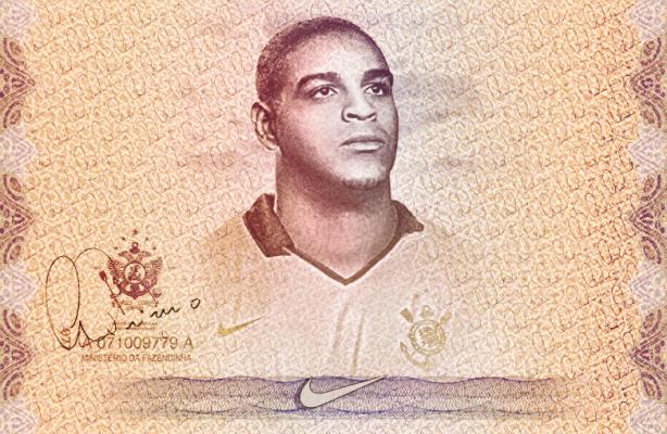 Adriano volta aos gramados depois de nove meses sem jogar