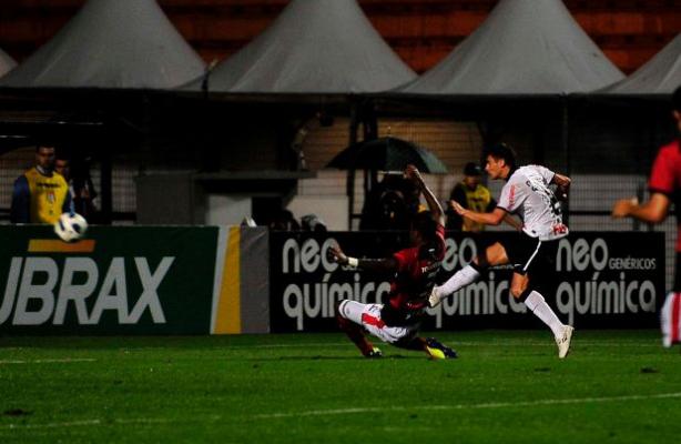 Alex afirmou que está há três meses com a lesão