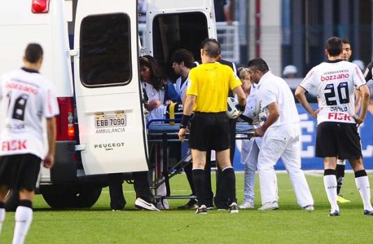 Alex é colocado na ambulância após desmaiar no gramado