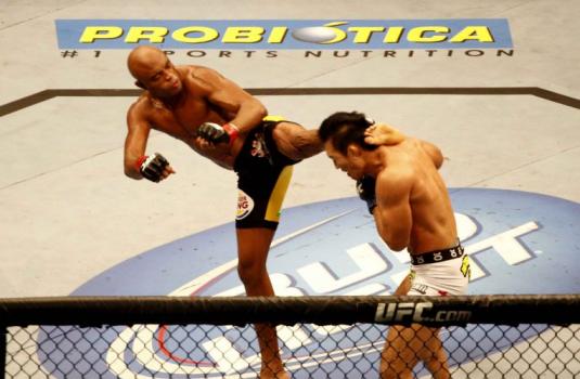 Anderson Silva encaixando um bom chute no adversário