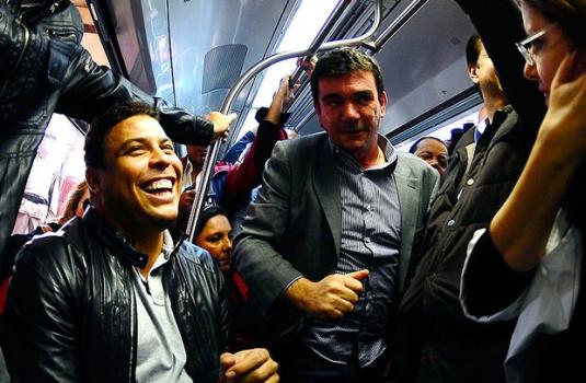 Andrés e Ronaldo embarcam na Luz para a Itaquera na comemoração dos 1000 dias para a Copa do Mundo