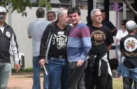 Andrés Sanchez recebe torcedores no CT do Corinthians no último treino de 2011
