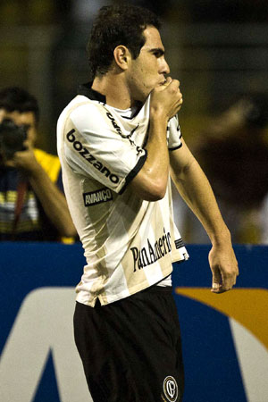 Bruno C�sar comemora seu gol de empate
