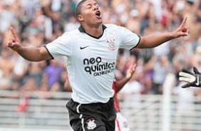 Douglas durante a goleada por 6x0 na semifinal da Copinha