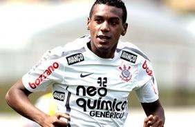 Edenílson vem jogando muito bem como lateral direito