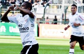 Elias comemora o gol da vit�ria