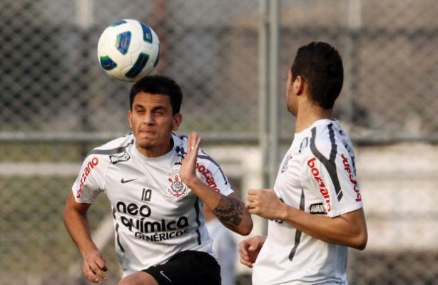 Fábio Santos treinando no CT do Corinthians