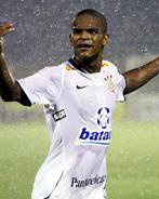 Jonatan comemora o primeiro gol da vit�ria do Corinthians