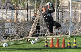 Julio Cesar treina nesta quinta-feira no CT do Corinthians