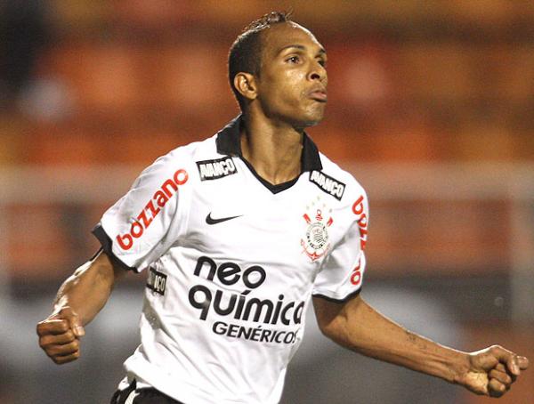Liedson ressalta ponto conquistado no clássico