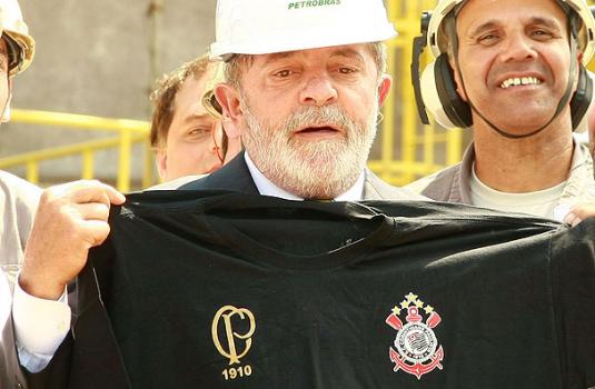 Lula com a camisa do centen�rio do Corinthians