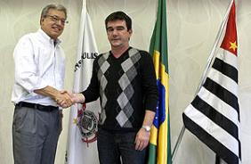 Marcelo Campos Pinto, executivo da Globo, e o presidente Andrés Sanchez fechando o contrato