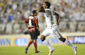 Paulinho comemorando o gol da partida contra o Ituano