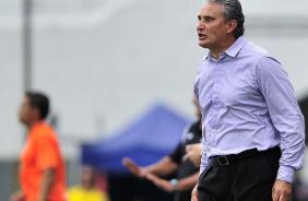 Tite foi alvo de cusparadas da torcida do Santos na Vila Belmiro