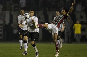 CORINTHIANS/SP X FLUMINENSE/RJ -  em um lance da partida realizada esta noite no estdio do Pacaembu, zona oeste da cidade, vlida pelo turno do Campeonato Brasileiro de 2009
