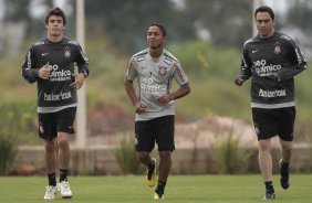 Nen Bonilha, Jorge Henrique e Chico do Corinthians durante treino realizado no CT Joaquim Grava