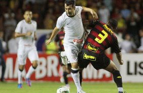Bruno Sport disputa a bola com o jogador Douglas do Corinthians durante partida vlida pelo Campeonato Brasileiro realizado na Ilha do Retiro