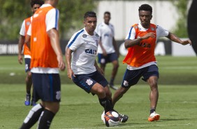 Romero divide bola com Gabriel no treino do Corinthians no CT Joaquim Grava
