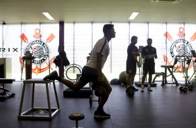 Jogadores se esforam na academia do Corinthians