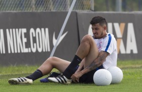 Pedro Henrique arruma a chuteira no treino do Corinthians no CT Joaquim Grava