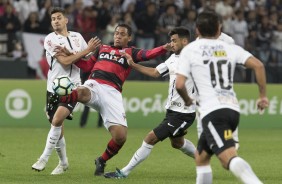 Jogadores do Corinthians cercam atleta do Atltico-GO, durante partida na Arena