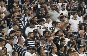 No dia das mes, torcedores levaram faixas  Arena Corinthians para homenage-las no Drbi