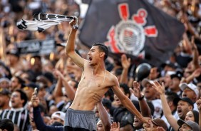Torcedores comemorando muito gol de Rodriguinho contra o Palmeiras, na Arena Corinthians