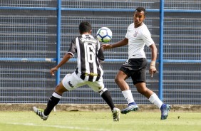 Meia Cau em jogada contra o Figueirense, pela Copa do Brasil Sub-17