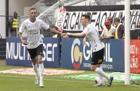 Luan e Boselli comemoram gol do meia corinthiano neste domingo