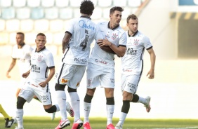 Jogadores comemoram gol do Corinthians marcado contra o Oeste pelo Campeonato Paulista