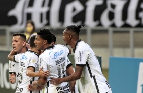 Jogadores comemorando segundo gol do Corinthians contra o Atltico Mineiro