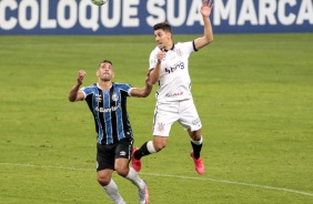 Danilo Avelar durante jogo contra o Grmio, pelo Campeonato Brasileiro