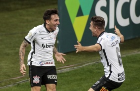 Gustavo e Lucas Piton durante comemorao do gol do atacante corinthiano