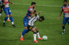 Lo Natel disputa a bola no primeiro tempo contra o Fortaleza