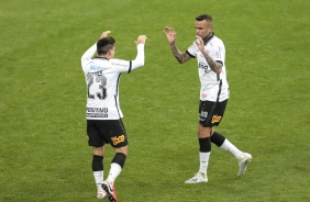 Fagner e Luan durante comemorao do gol do camisa 7