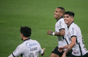 Araos e Otero comemorando gol contra o Bahia, pelo Brasileiro, na Neo Qumica Arena