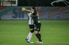 Gil comemora seu gol com Cssio, na Neo Qumica Arena