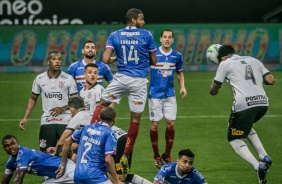 Momento da cabeada de Gil, que resultou no terceiro gol do Corinthians, contra o Bahia