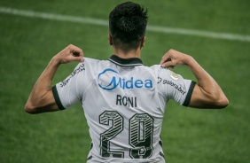 Roni comemorando seu gol contra o Bahia, na Neo Qumica Arena, pelo Campeonato Brasaileiro