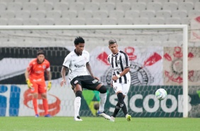 Zagueiro Gil na derrota para o Atltico Mineiro, na Neo Qumica Arena, pelo Brasileiro