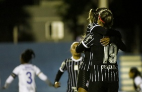 Gabi Nunes e Crivelari comemorando o gol da atacante contra o So Jos, pelo Brasileiro Feminino