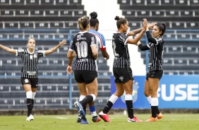 Elenco comemorando o gol de Poliana na partida entre Corinthians e Bahia, pelo Brasileiro Feminino