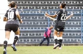 Poliana comemorando seu gol na partida entre Corinthians e Bahia, pelo Brasileiro Feminino