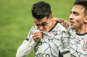 Roni comemora com Gustavo Silva seu gol contra o Red Bull Bragantino